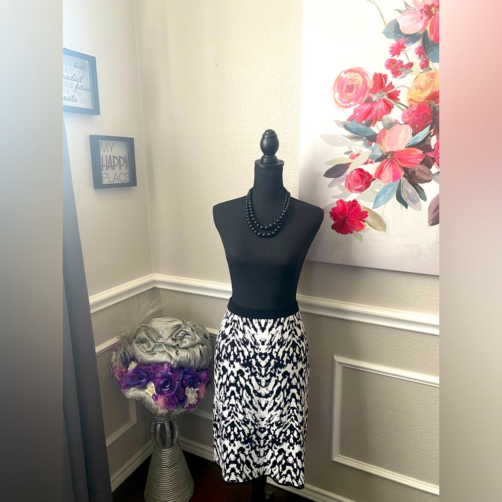 Carmen Marc Valvo Black and White Knee-Length Skirt || Size L